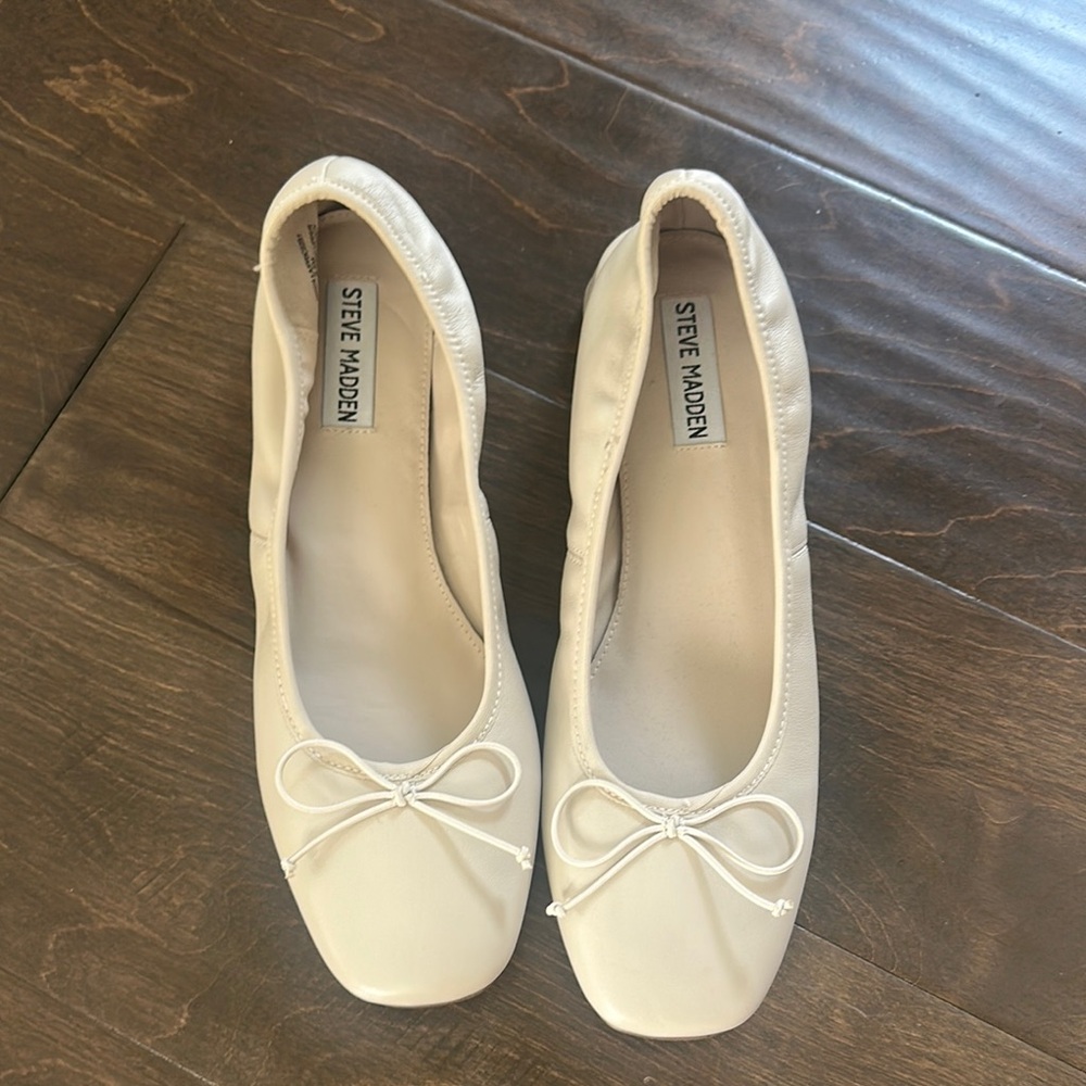 New never worn Steve Madden Cream Ballet Flats with Bow Detail